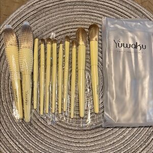 Yuwaku 11pc makeup brush set 🆕